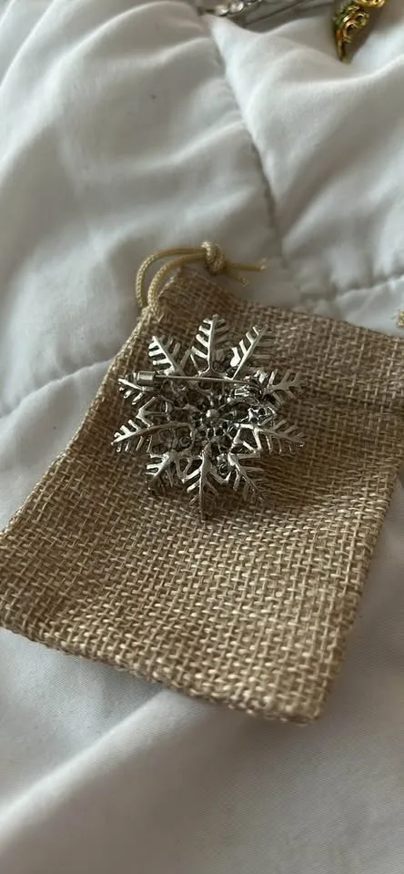 Snowflake Pearl brooch image indicator(3)