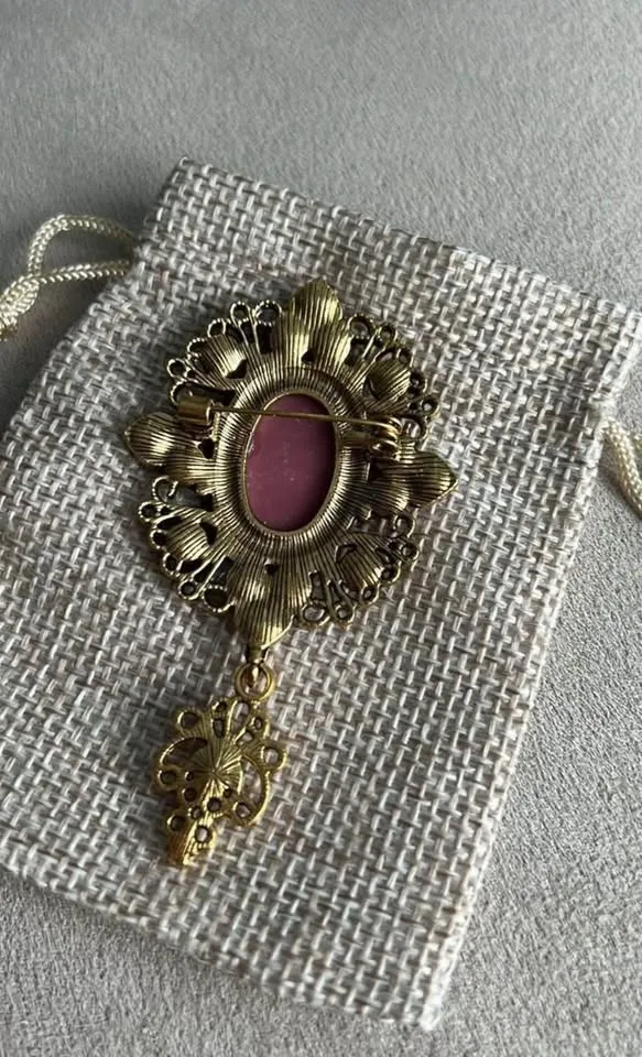 Cameo Brooch image indicator(2)