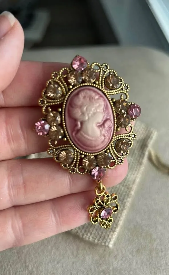 Cameo Brooch image indicator(3)