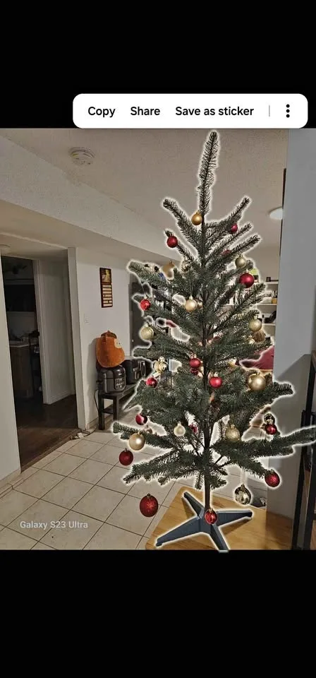 🎄 5-Foot Christmas Tree – Excellent Condition! Only *$30* 🎄