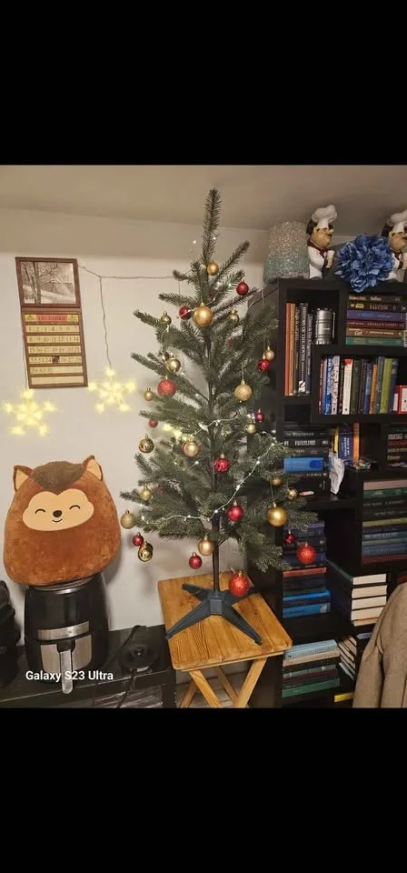 🎄 5-Foot Christmas Tree – Excellent Condition! Only *$30* 🎄 image indicator(2)