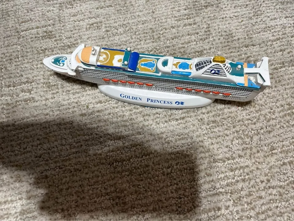 royal caribbean model cruise ships image indicator(2)