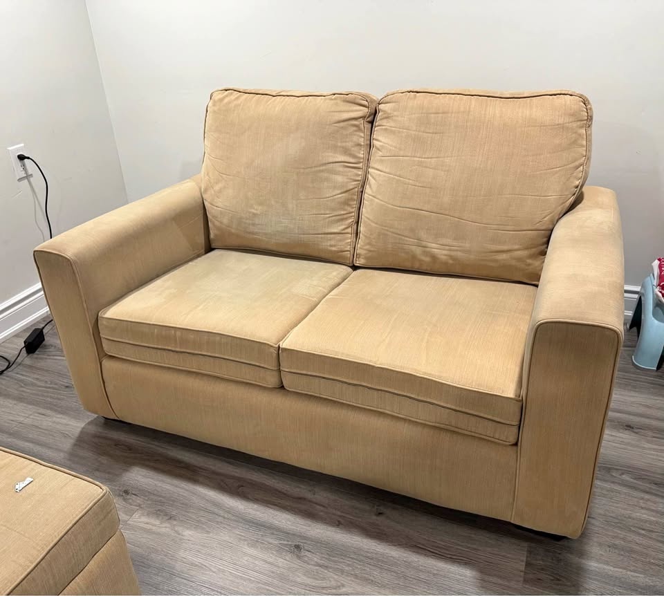 FREE Sofa, Move Out Sale. Must be gone by 15th december - photo 2