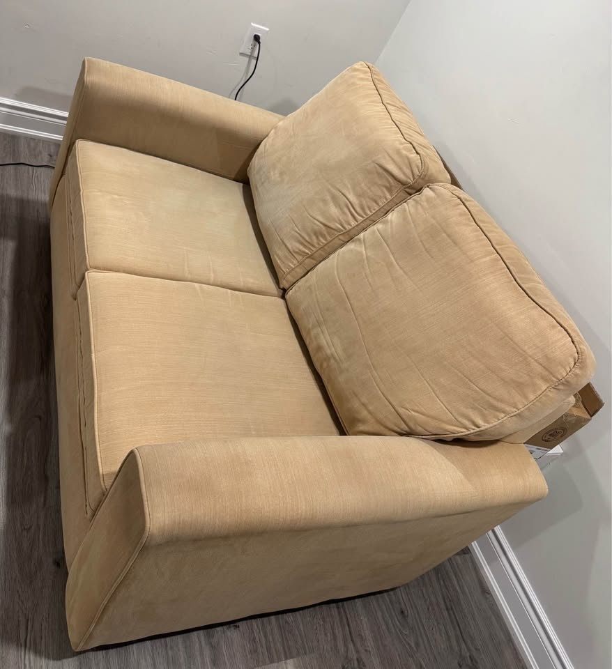 FREE Sofa, Move Out Sale. Must be gone by 15th december - photo 3