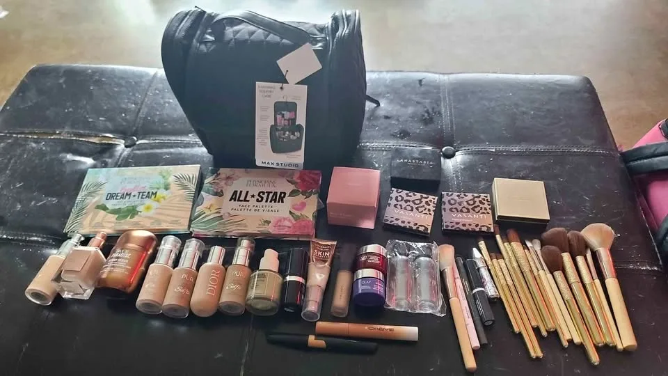 Make up set with bag 95% unused brand new
