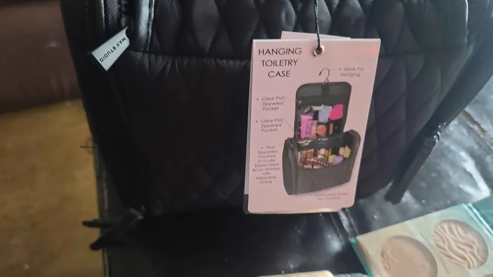 Make up set with bag 95% unused brand new image indicator(4)