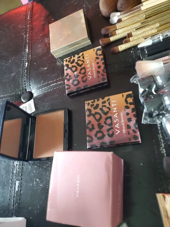 Make up set with bag 95% unused brand new image indicator(8)