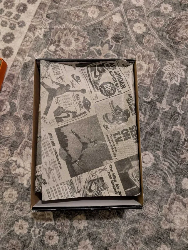 Jordan AJ1 high Chicago Lost and Found, size 9.5 image indicator(2)