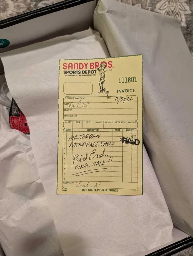 Jordan AJ1 high Chicago Lost and Found, size 9.5 image indicator(5)