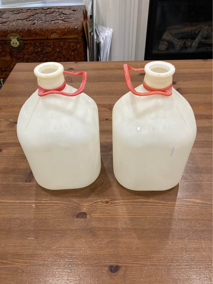 Vintage 1970s Red Handle Milk Jugs (Set of 2) – Plasti-Grip, Mad - photo 2