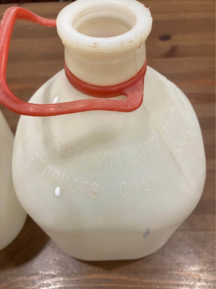 Vintage 1970s Red Handle Milk Jugs (Set of 2) – Plasti-Grip, Mad - photo 3