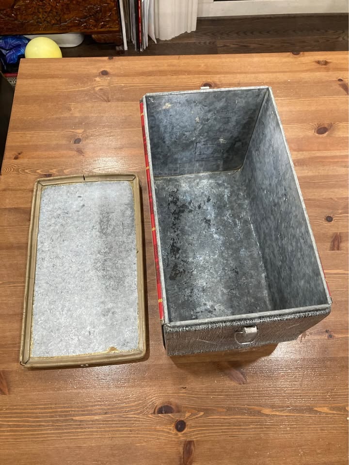 Vintage Metal Tartan Plaid Storage Box / Picnic Cooler - photo 5