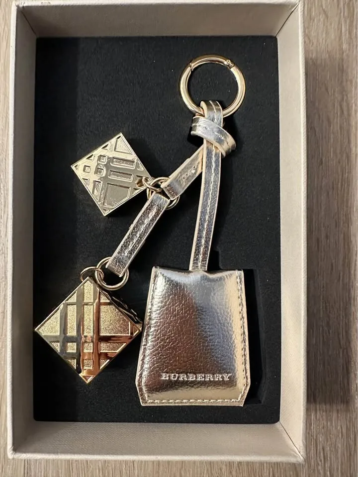 Burberry key ring image indicator(2)