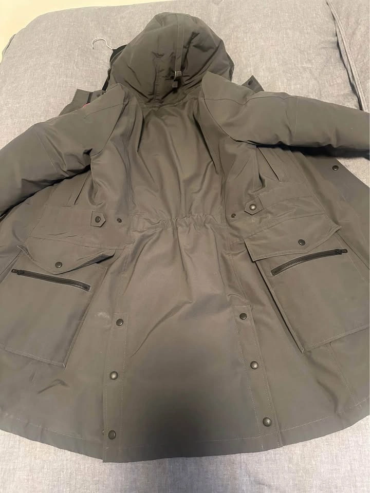 Canada Goose Women’s Parka – Excellent Condition - photo 5