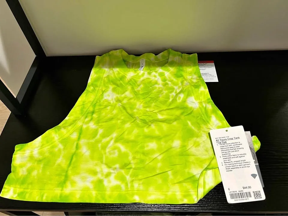 Lululemon women’s crop top