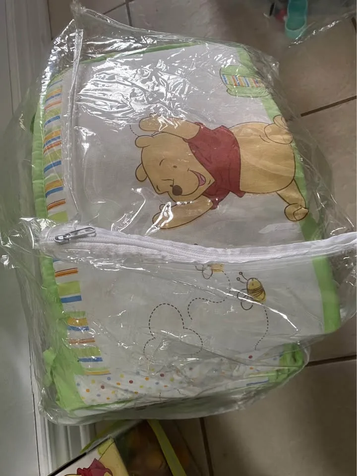 Winnie the Pooh crib bumper pad image indicator(2)