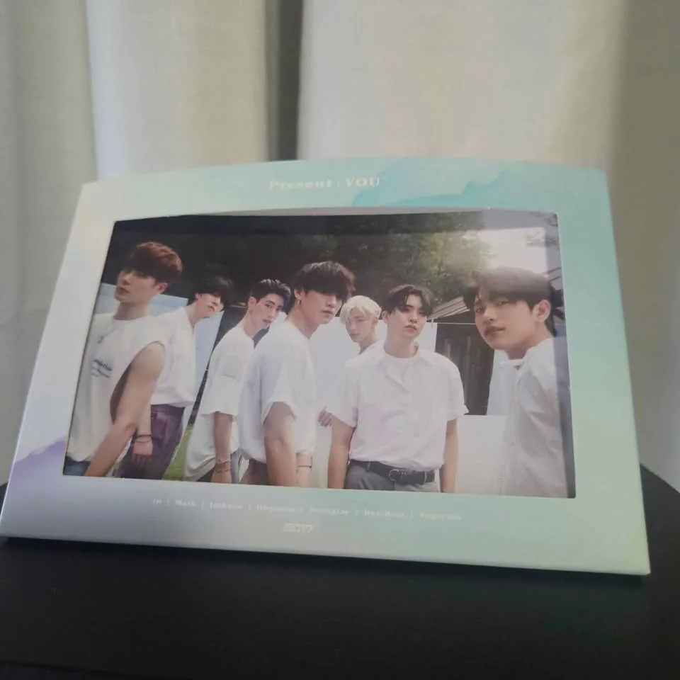 GOT7 Photocard Paper Display Stand image indicator(2)