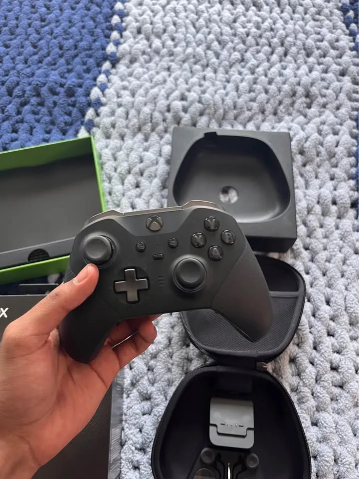 Xbox Elite Series 2 Controller with case and box image indicator(2)