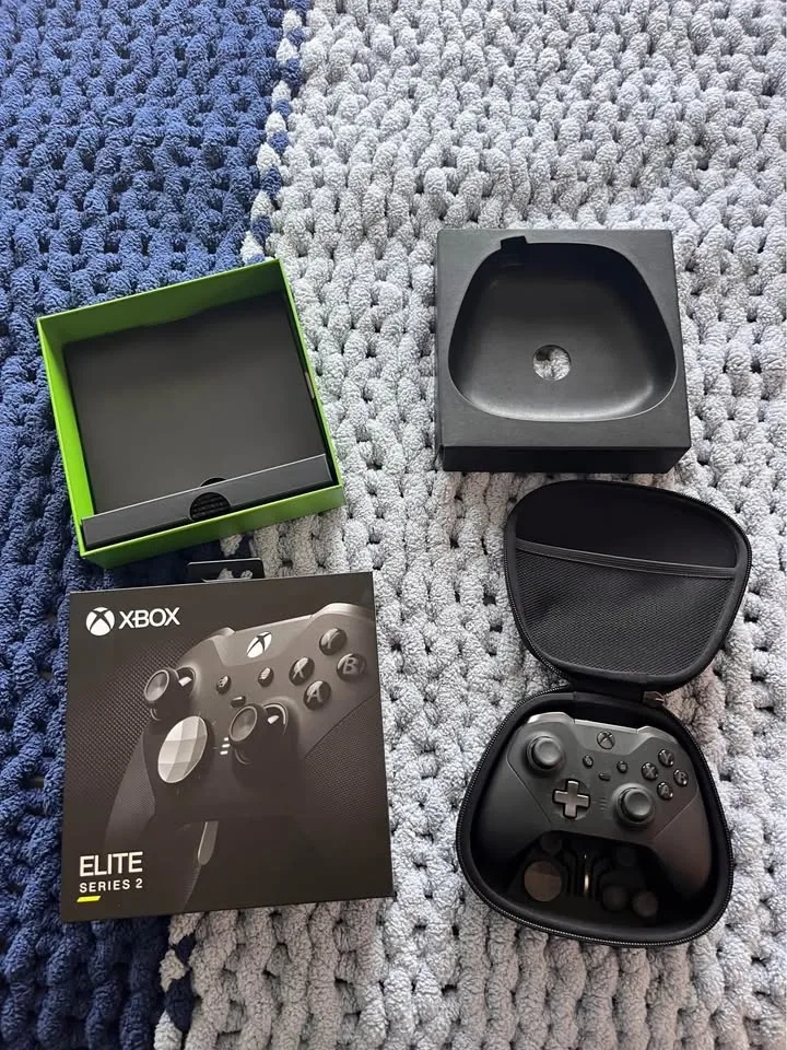 Xbox Elite Series 2 Controller with case and box image indicator(4)