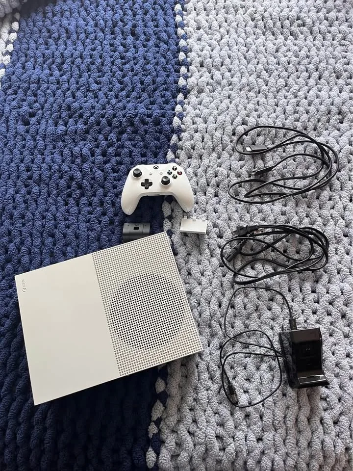 Xbox One S with Power and HDMI cords image indicator(2)