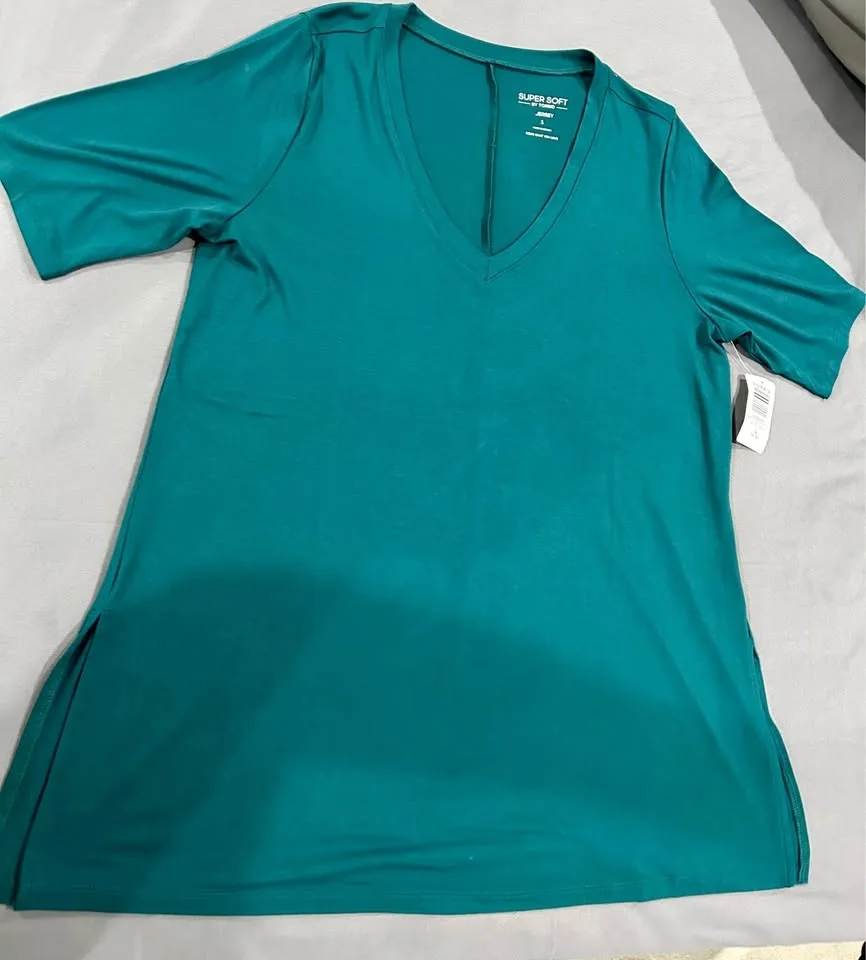 #Cleanout BNWT Size 1-2 Torrid shirt lot. image indicator(5)