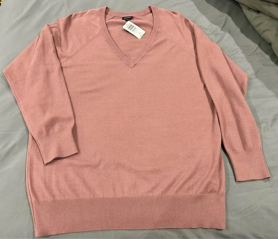 #Cleanout BNWT Size 1-2 Torrid shirt lot. image indicator(7)