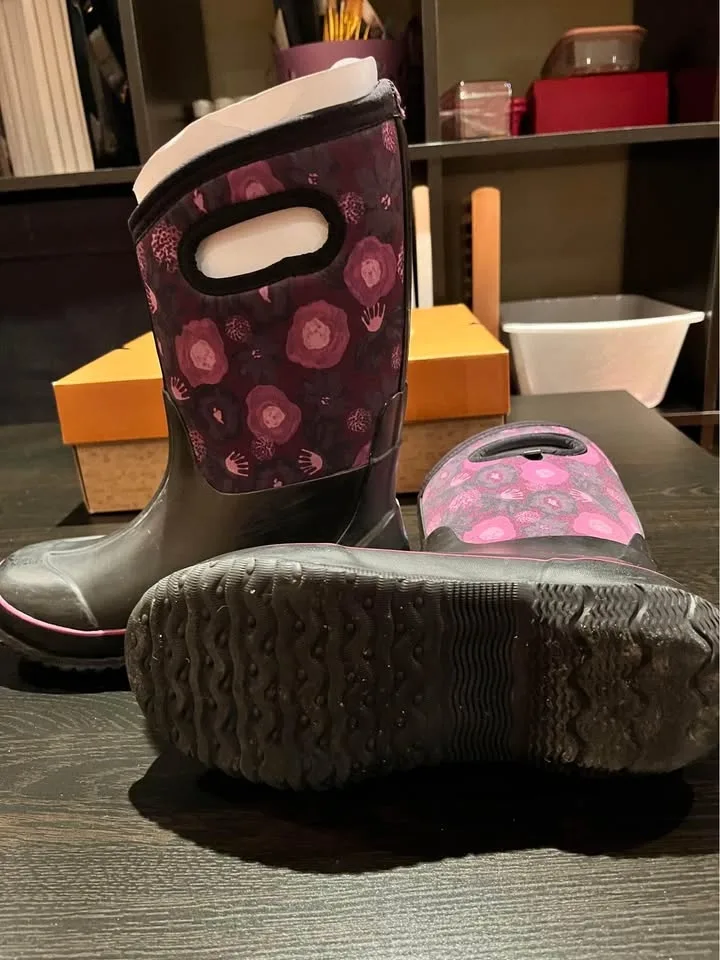 Bogs Girls Size 4 image indicator(3)