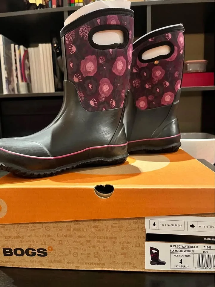 Bogs Girls Size 4 image indicator(6)