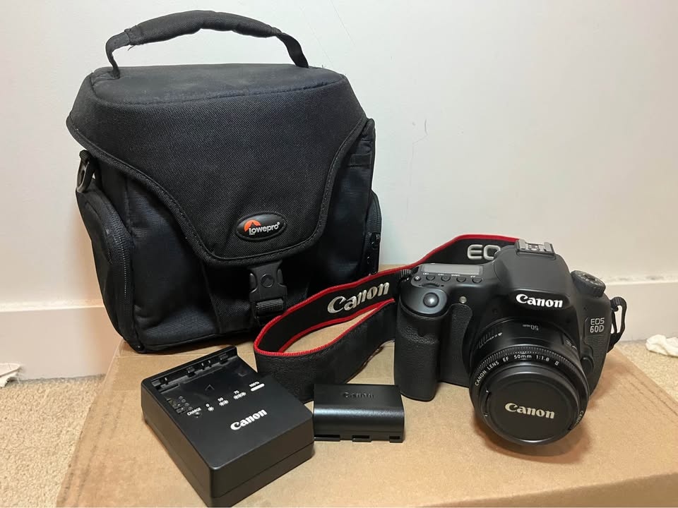 Canon EOS 60D + EF 50mm II lens+ bag