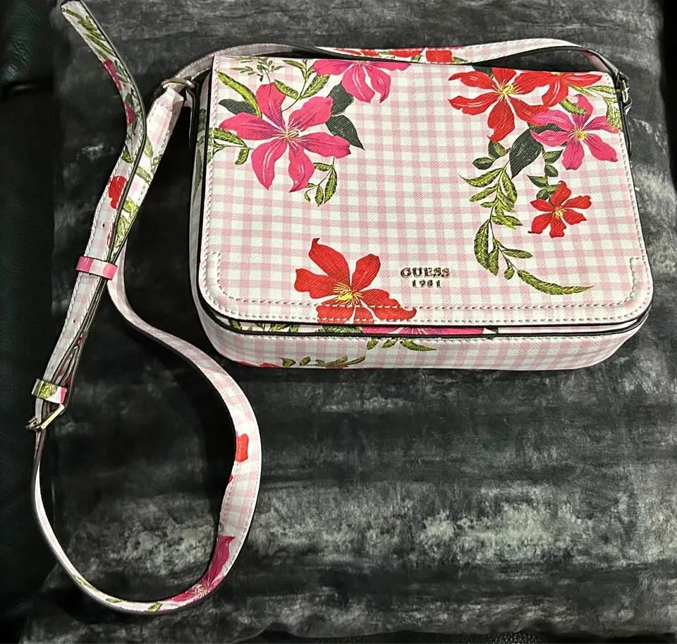 #Cleanout Brand New Guess Floral Crossbody Bag