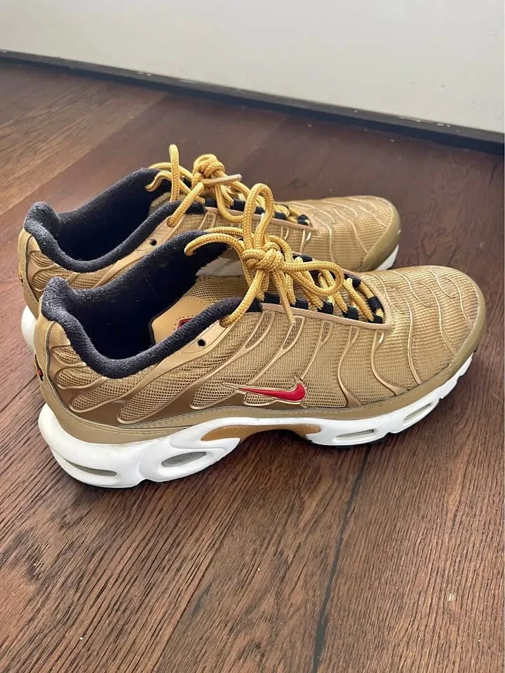 Nike Air Max Plus QS "Metallic Gold"