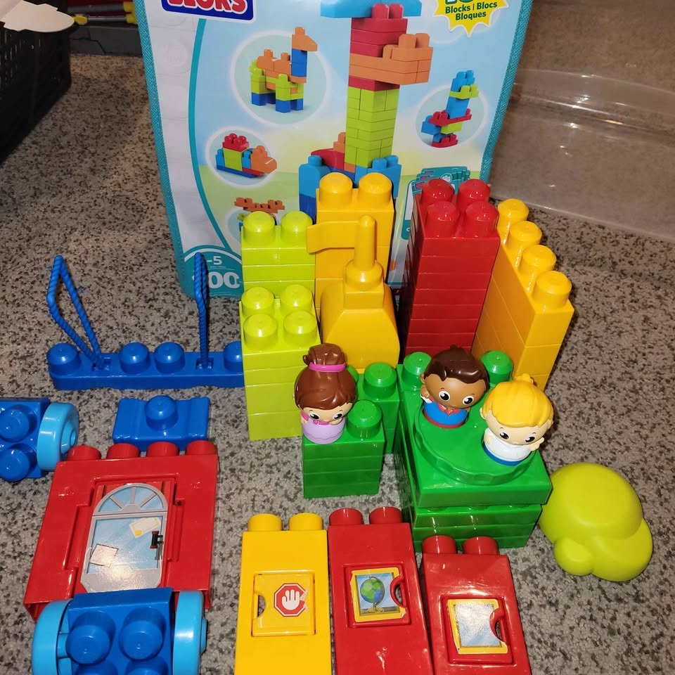 EEUC 100 plus pieces Mega Blocks - photo 2