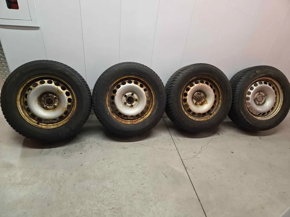 Continental Winter Contact Tires- 215/65R16 image indicator(8)