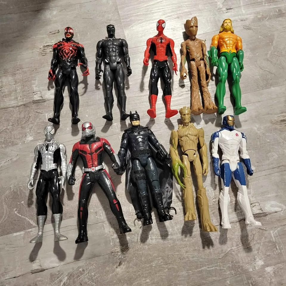 Marvel/Avengers figures large and medium size