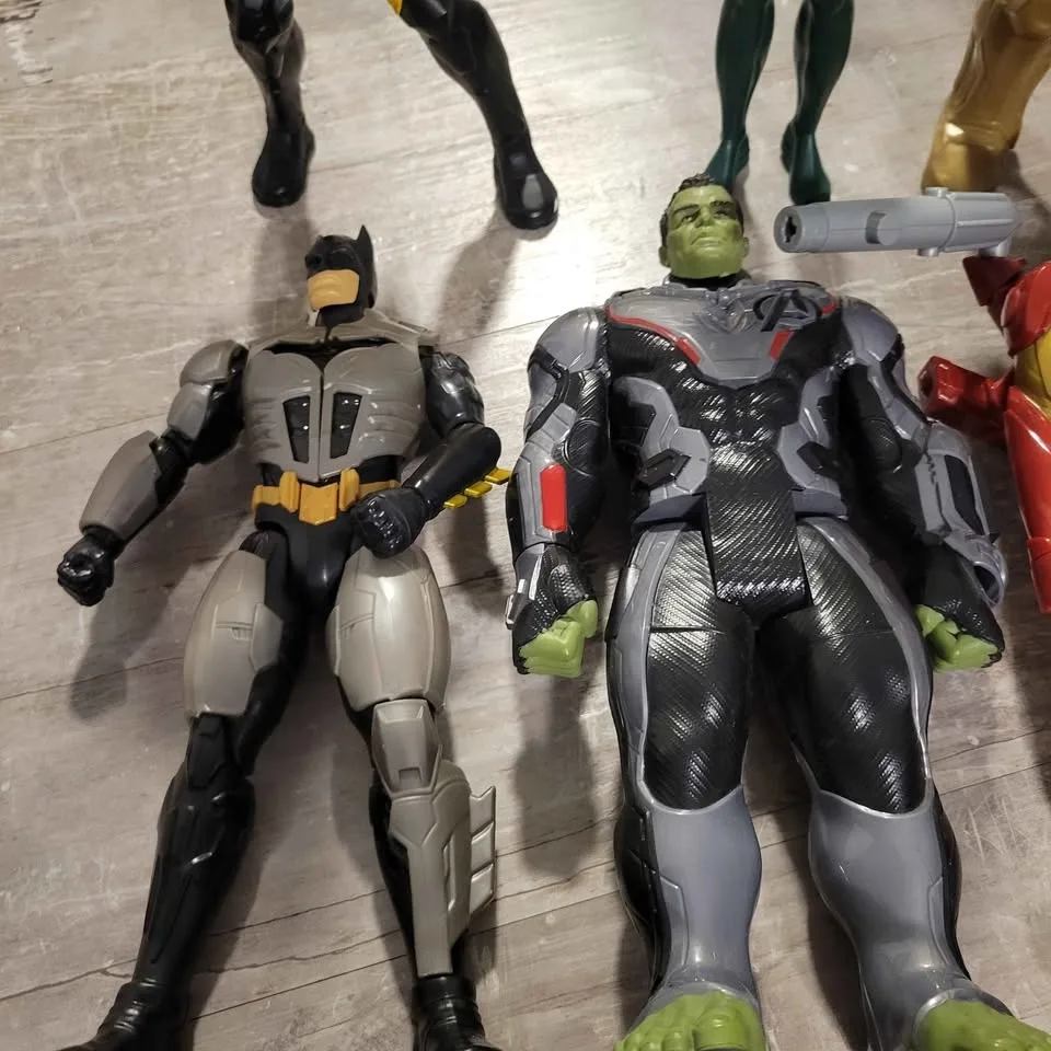 Marvel/Avengers figures large and medium size image indicator(9)