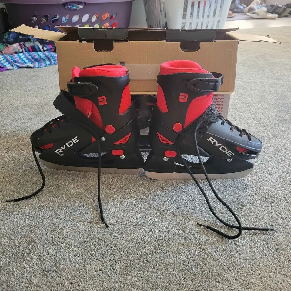 EEUC Adjustable boy's ice skates sz 12 to 2 image indicator(3)