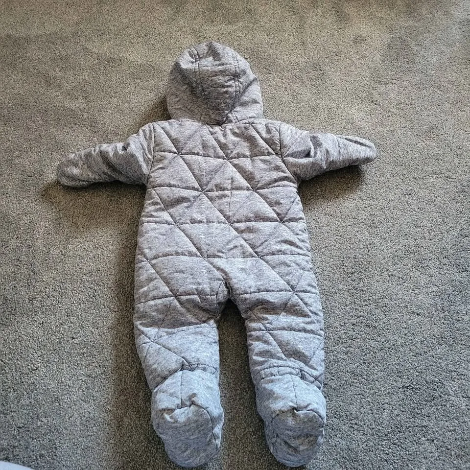 EEUC unisex infant snowsuit size 3-6 months image indicator(2)