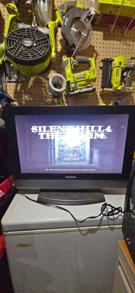 Retro gaming Insignia 26" LCD TV - Model NS-LCD26F