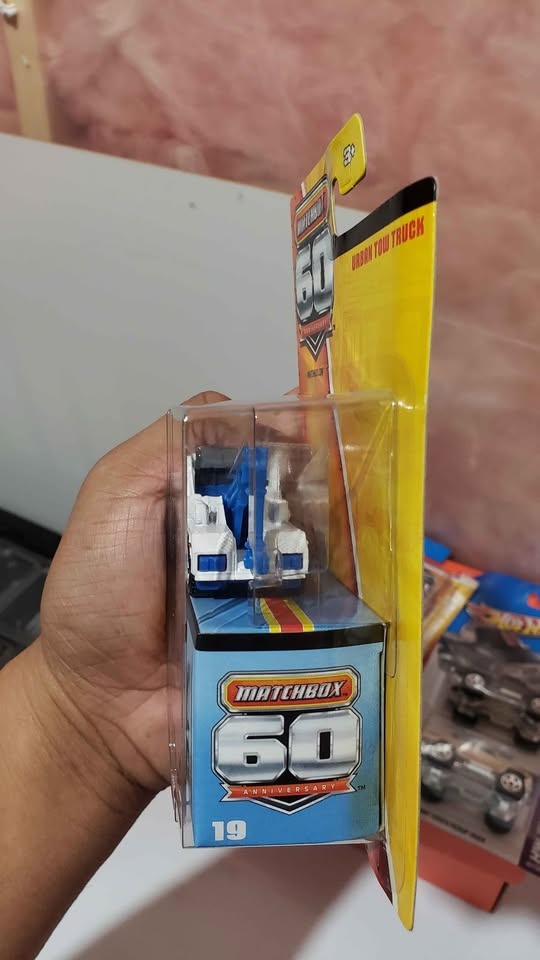 Matchbox 60th Anniversary Urban Tow Truck - photo 3