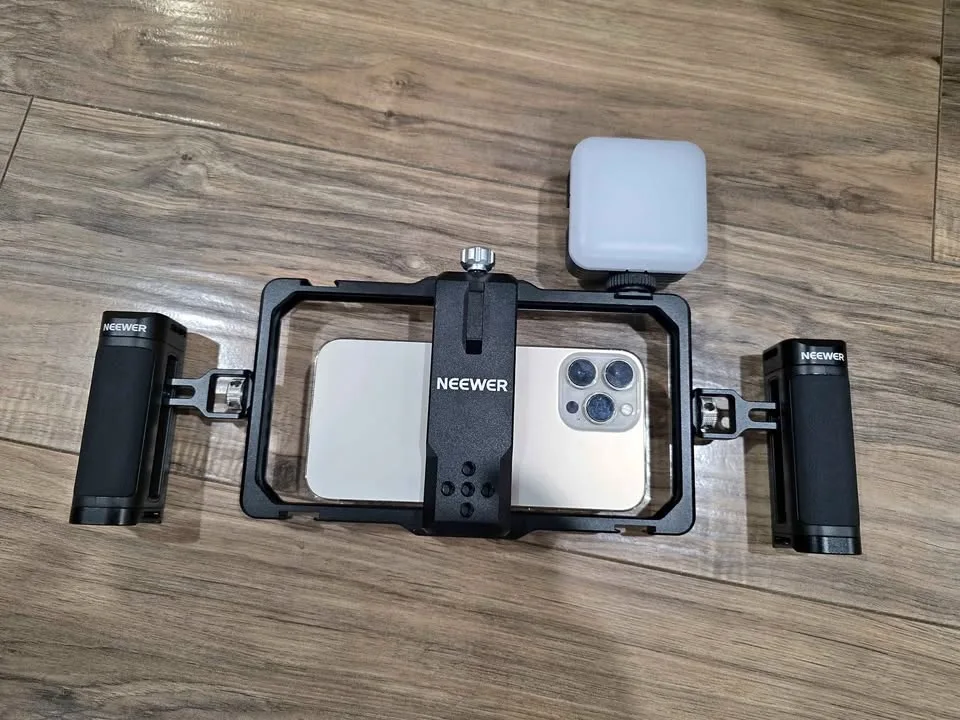 NEEWER Upgraded Phone was light