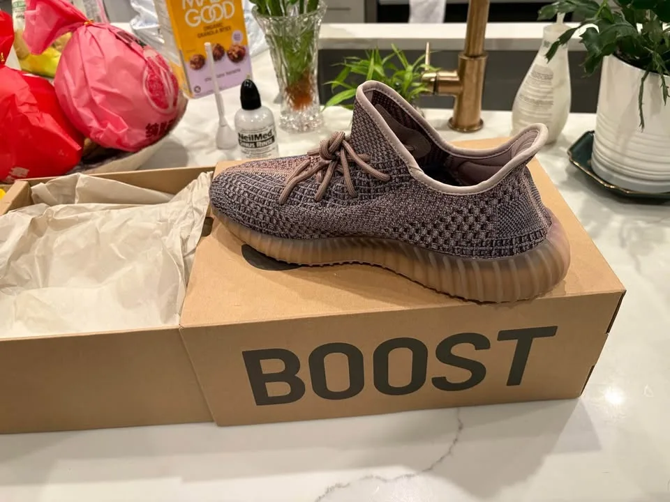 BRAND NEW YEEZY BOOST 350 V2 fade image indicator(2)
