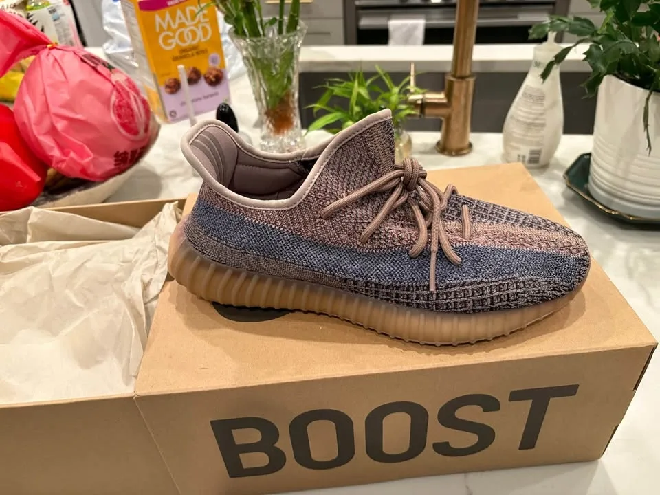 BRAND NEW YEEZY BOOST 350 V2 fade image indicator(3)