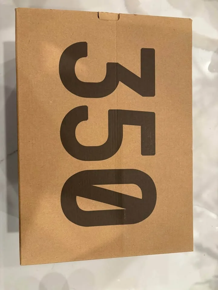 BRAND NEW YEEZY BOOST 350 V2 fade image indicator(4)
