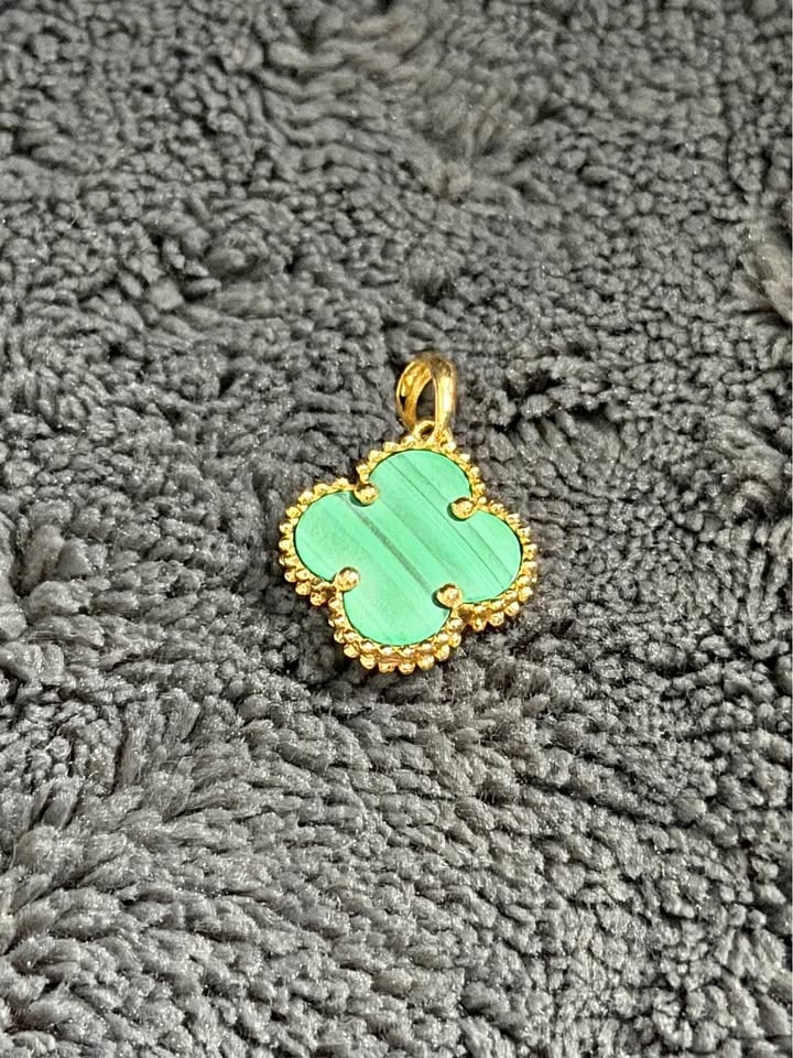 Green clover pendant 18k gold