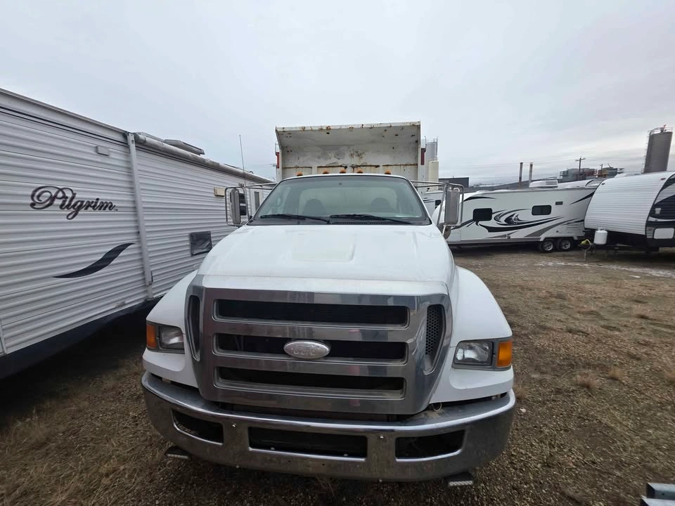 2007 Ford F650 XLT Dump Truck 7.2 Caterpillar Engine - photo 4