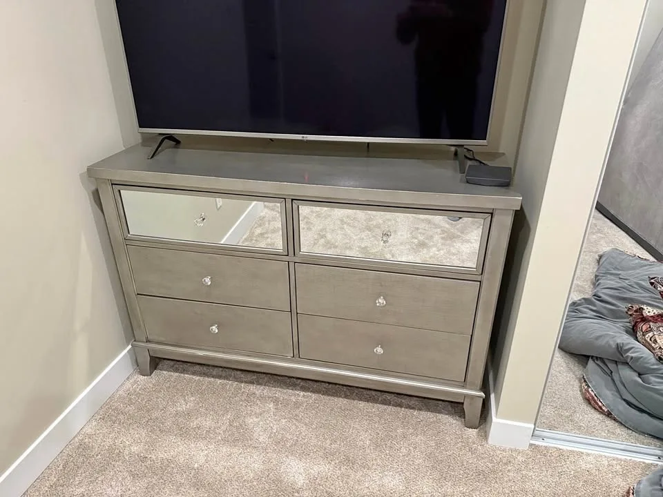 Cool retro dresser. Grey color with a alligator/snake skin textu