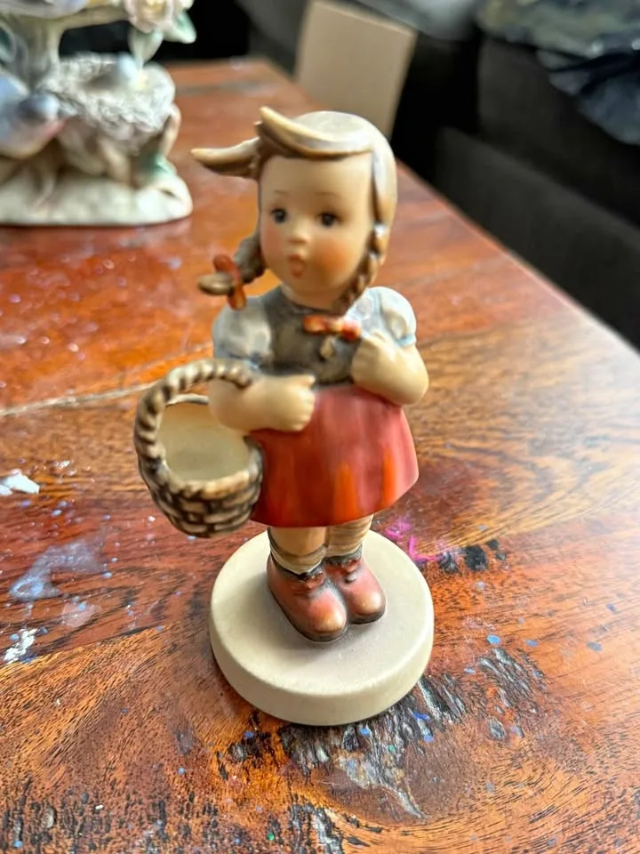 Goebel Hummel Vintage LITTLE SHOPPER Figurine nro. 96