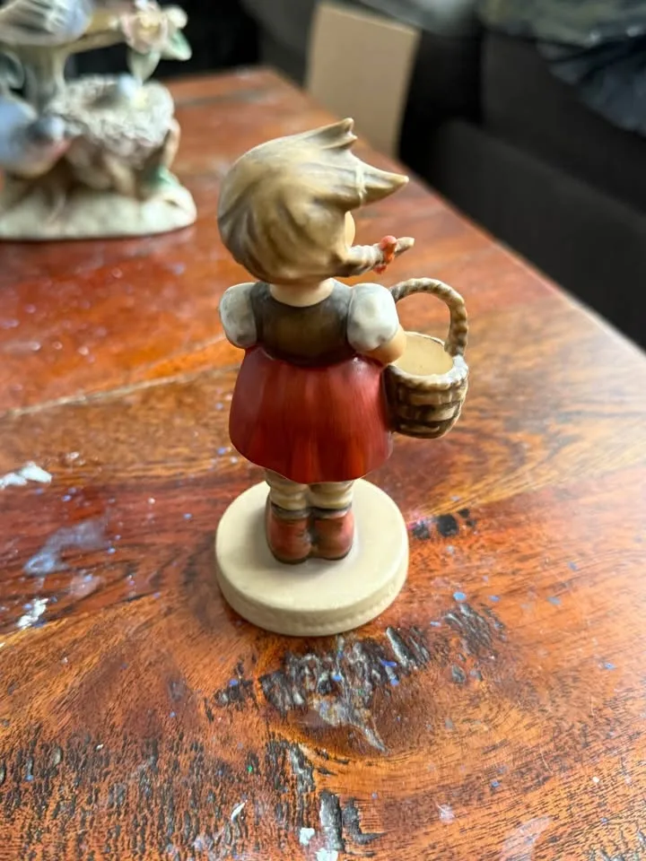 Goebel Hummel Vintage LITTLE SHOPPER Figurine nro. 96 image indicator(2)
