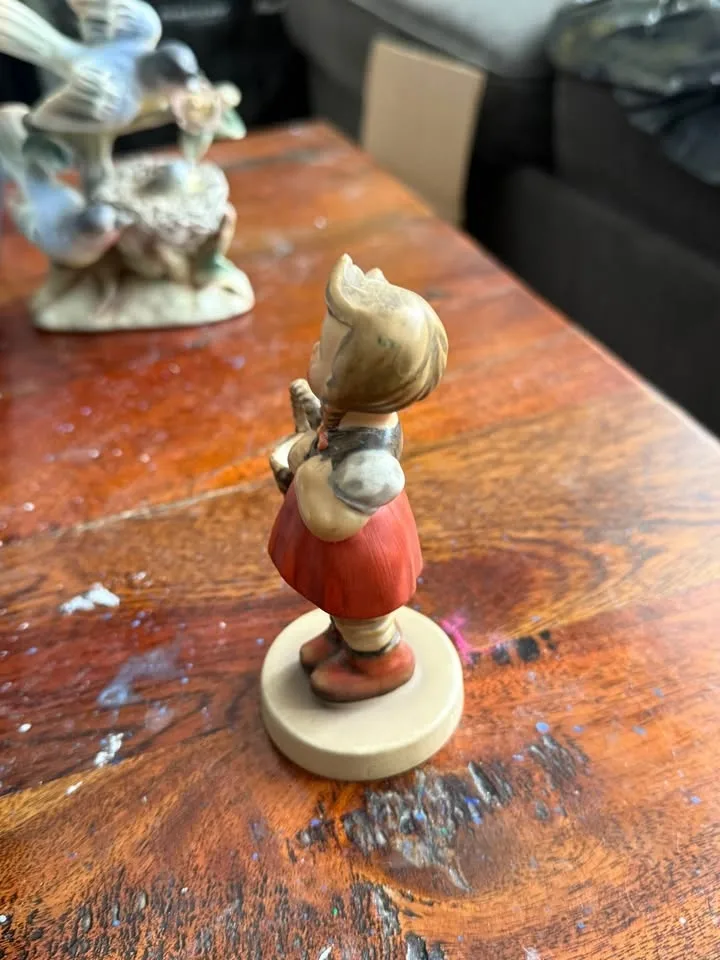 Goebel Hummel Vintage LITTLE SHOPPER Figurine nro. 96 image indicator(3)