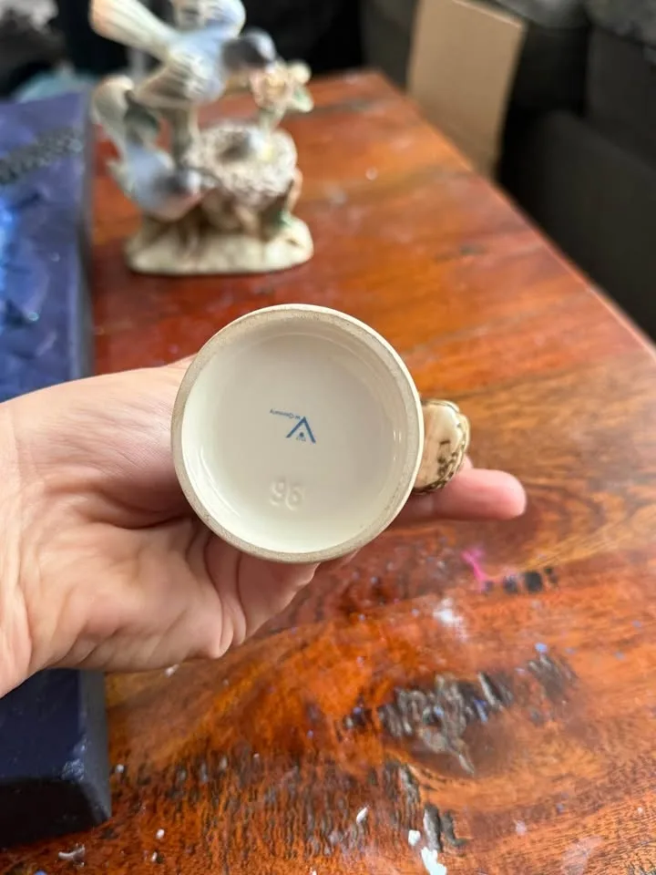 Goebel Hummel Vintage LITTLE SHOPPER Figurine nro. 96 image indicator(4)